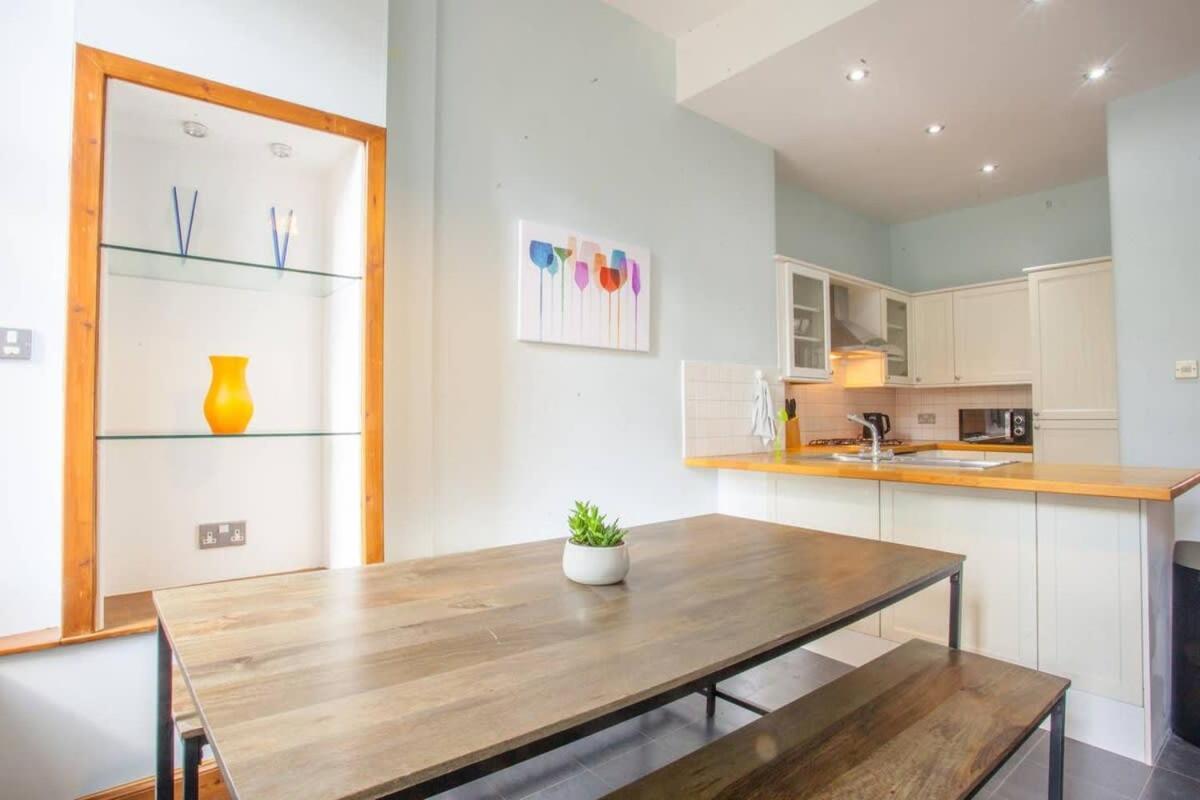 Modern, Light-Filled And Sleek West End Apartment Глазгоу Екстериор снимка